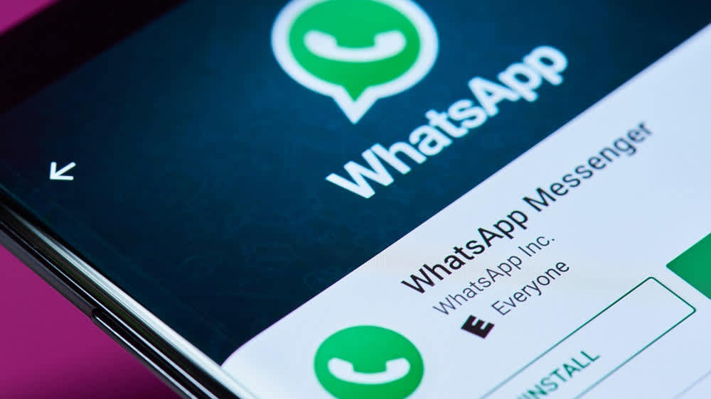 Auf dem Display eines Smartphones steht die App "WhatsApp" zum Installieren bereit.