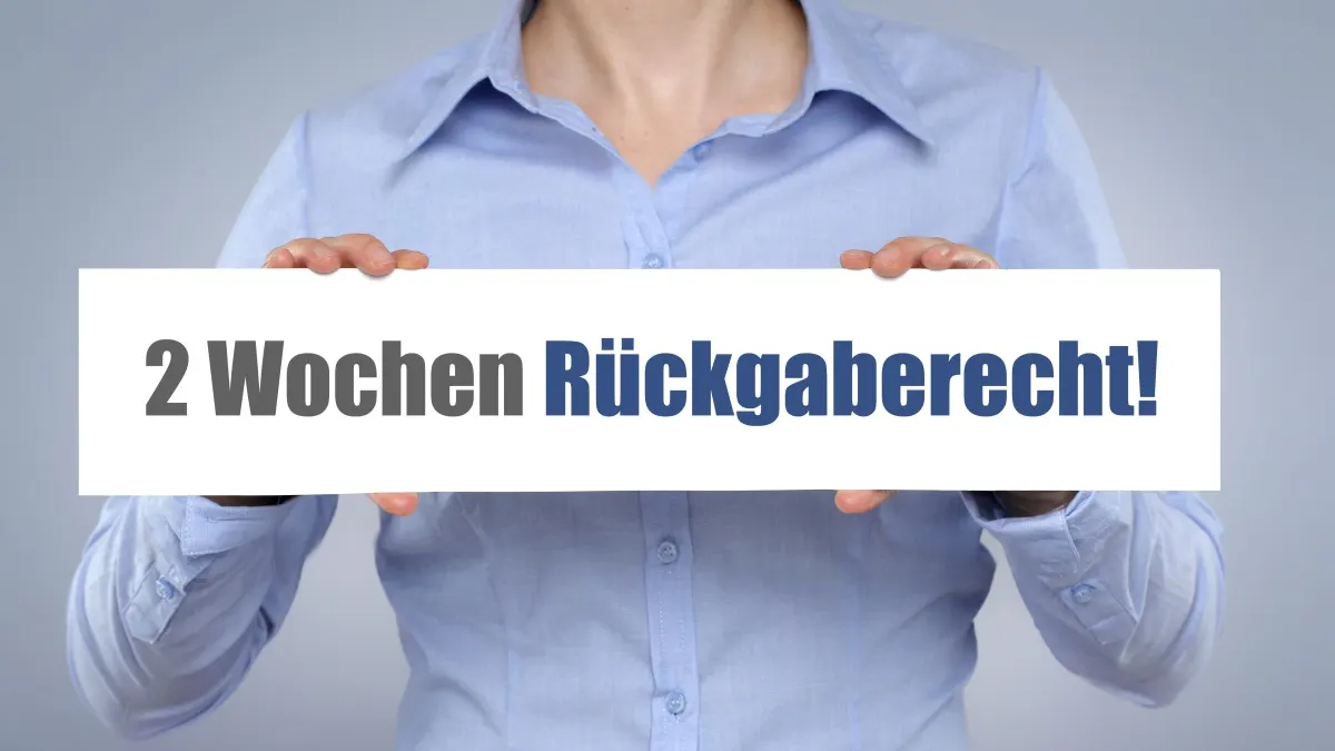 Eine Person hält ein Schild mit der Aufschrift: 2 Wochen Rückgaberecht.
