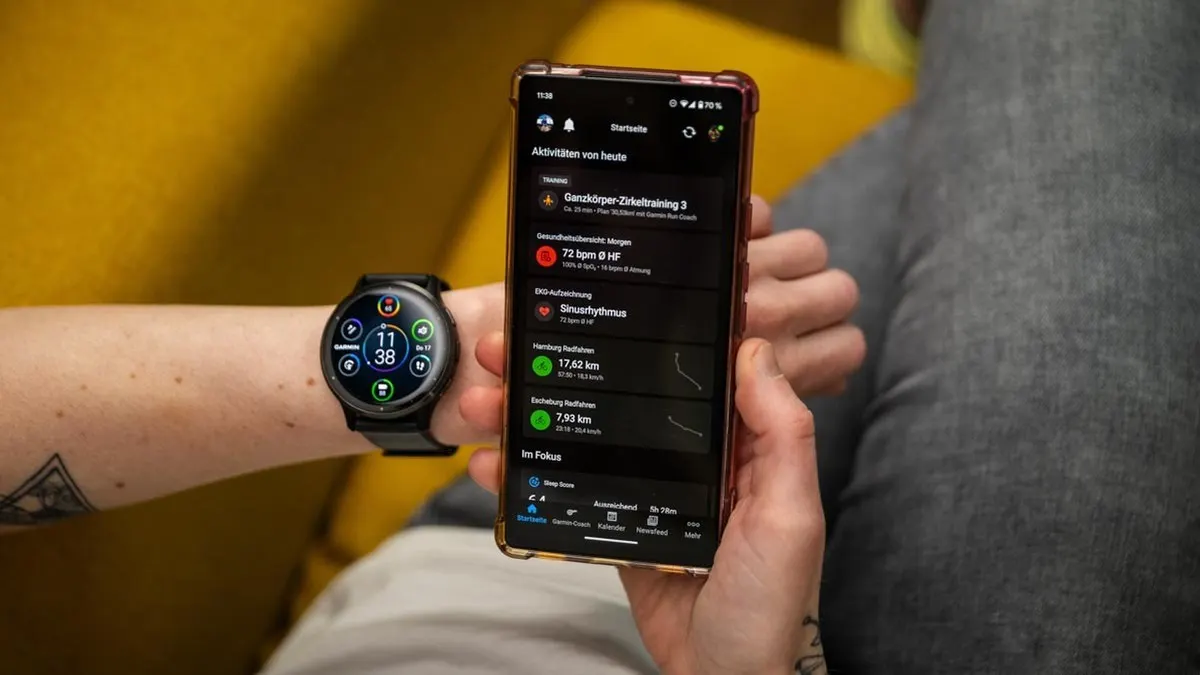 Franzi schaut auf die Garmin Venu 3 und die Tagesübersicht in der Connect-App auf dem Smartphone.