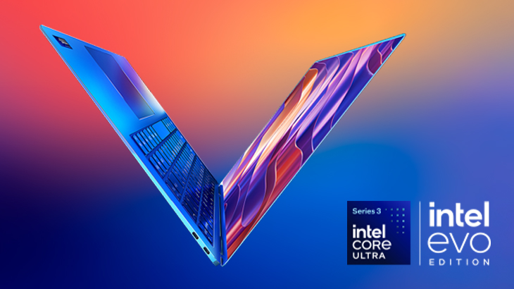  Aufgeklappter, schwebender Laptop in V-Form vor buntem Farbverlauf-Hintergrund, rechts die Logos „Intel Core Ultra“ und „Intel Evo Edition“.