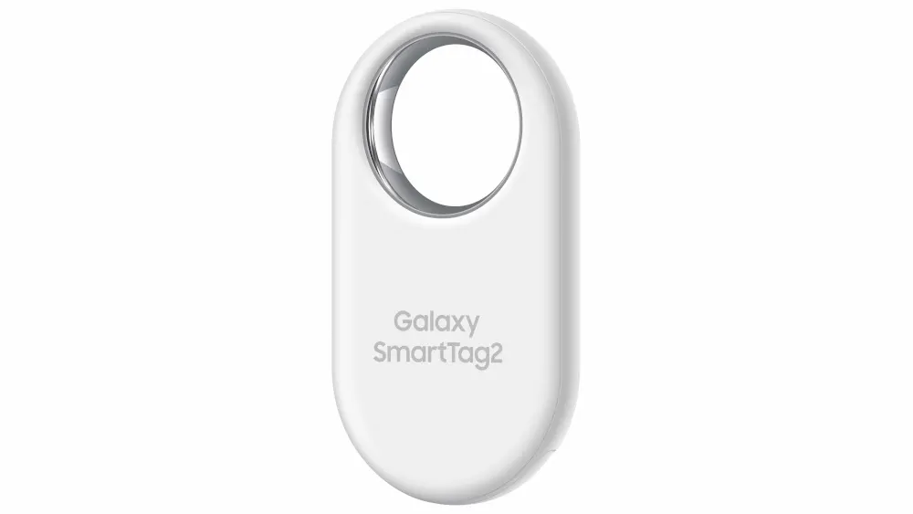 Ein weißer Galaxy SmartTag2 in der Nahaufnahme vor weißem Hintergrund.