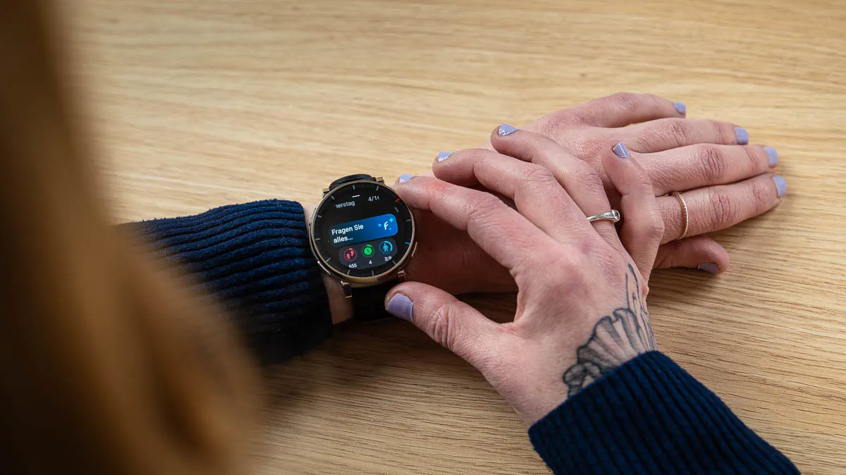 Franzi ruft den Sprachassistenten Zepp Flow auf der Amazfit Active 3 Premium auf.