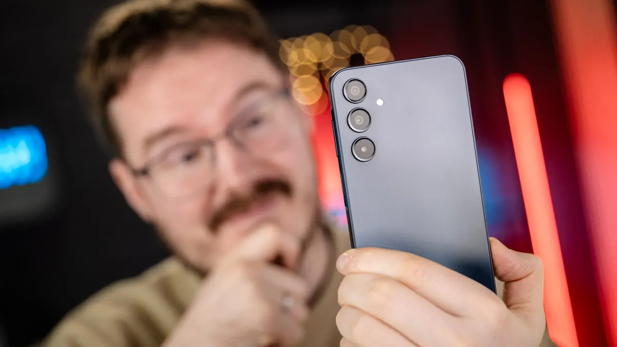 Michael schaut skeptisch auf das Smartphone Samsung Galaxy A16 5G.