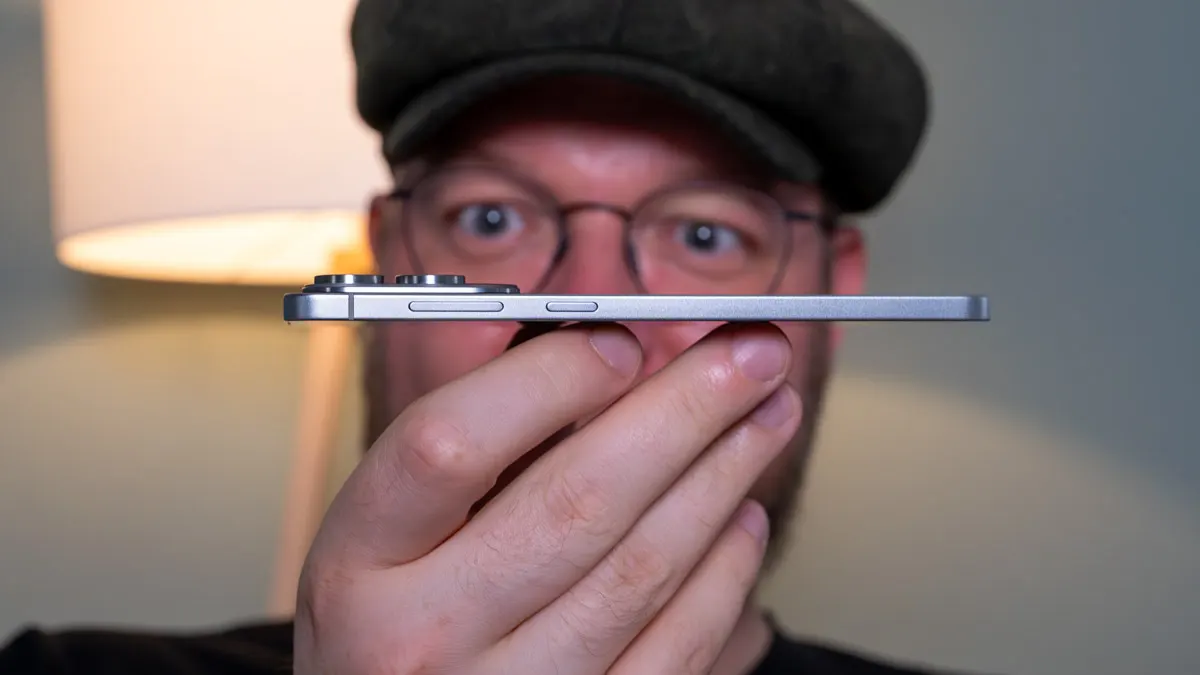 Andreas balanciert das Galaxy s25 Edge auf seiner Hand.