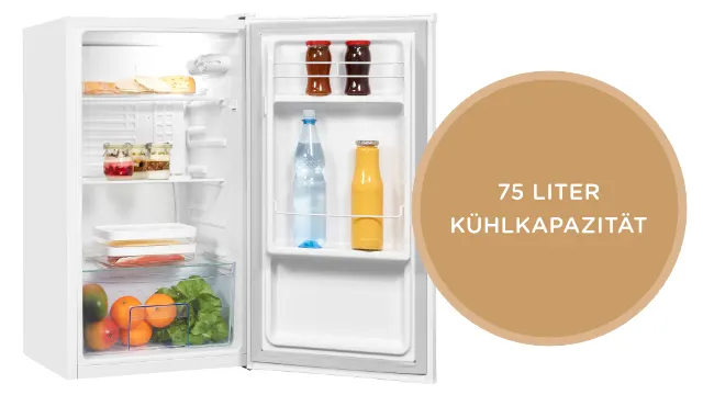 Ένα λευκό ψυγείο είναι ανοιχτό και γεμάτο με τρόφιμα όπως φρούτα, λαχανικά και ποτά. Ένας καφέ κύκλος δίπλα του γράφει: «75 λίτρα χωρητικότητα ψύξης».