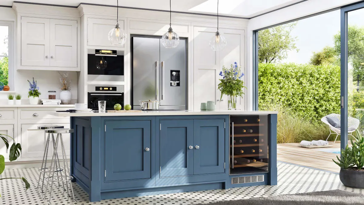 Ein Side-by-Side-Kühlschrank steht in einer modernen, offenen Küche.