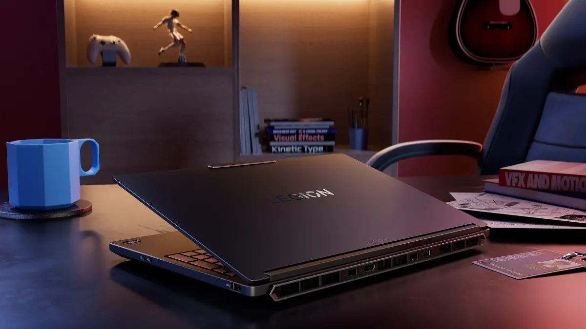 Das Lenovo Legion 5a steht halb offen auf einem Schreibtisch.