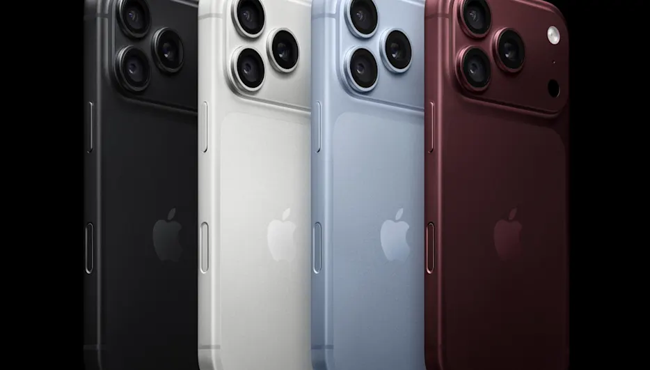 Die Rückseiten von vier iPhone-18-Pro-Modellen in verschiedenen Farben vor einem schwarzen Hintergrund.