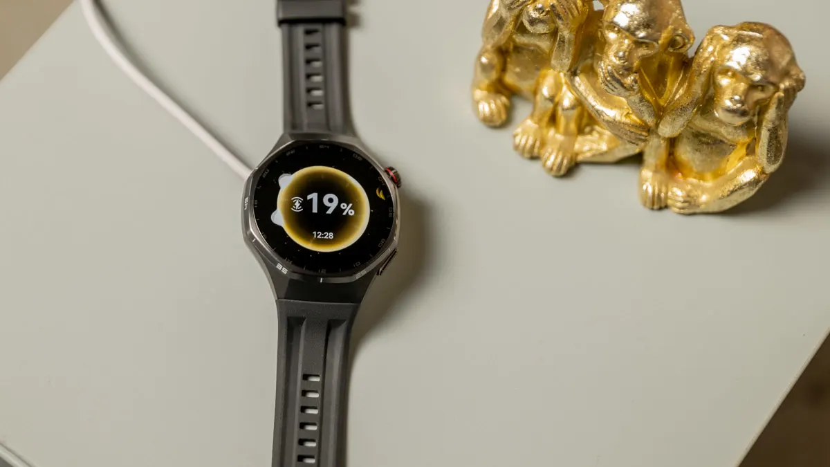 Die Huawei Watch GT 6 Pro wird geladen, der Akkustand beträgt 19 Prozent.