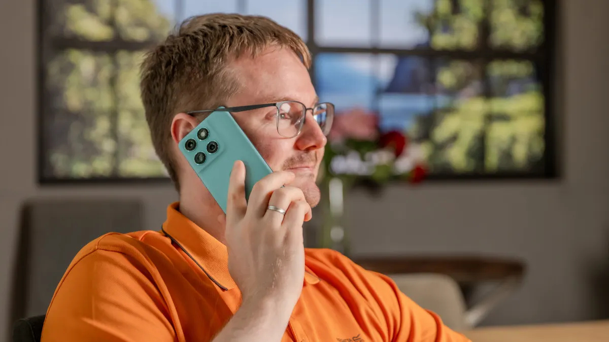 Michael telefoniert mit dem Motorola Edge 60 Fusion.