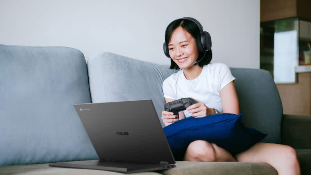 Asus Chromebook Flip CX55: Frau spielt mit Controller