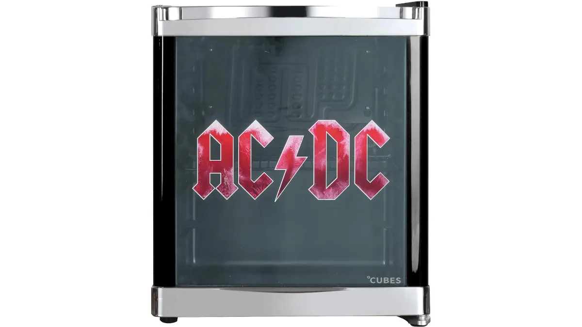 Der Mini-Kühlschrank Cubes CC 202 E im AC/DC-Design vor einem weißen Hintergrund.
