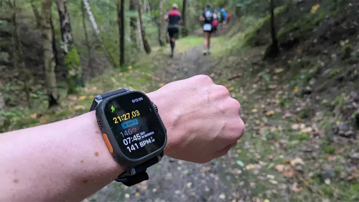 Die Apple Watch Ultra 3 am Handgelenk von TURN ON Moderatorin Franz bei einem Trailrun.