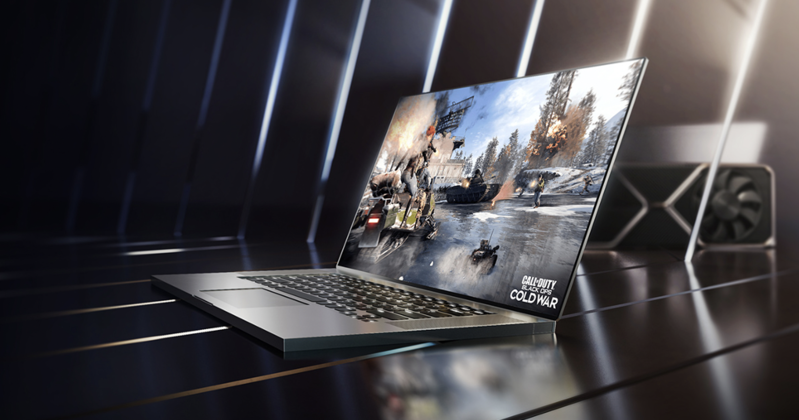 Ein Laptop zeigt ein Spiel, daneben ein schwarzes, quaderförmiges Gerät mit Lüfter vor einem dunklen Hintergrund mit Lichtstreifen.