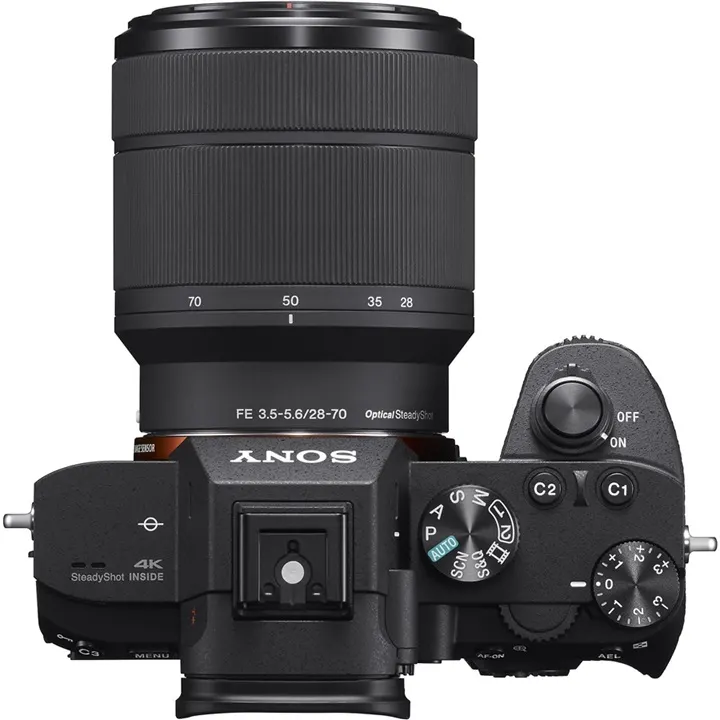 SONY Alpha 7 M3 KIT (ILCE-7M3K) + Tasche + Speicherkarte Systemkamera mit Objektiv 28-70 mm, 7,6 cm Display Touchscreen, WLAN Obere Ansicht der Systemkamera SONY Alpha 7 M3 KIT (ILCE-7M3K) mit angebrachtem FE 28–70 mm Zoomobjektiv, sichtbaren Einstellrädern und Bedientasten.