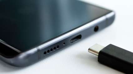 USB-C kabel liegt vor Smartphone.