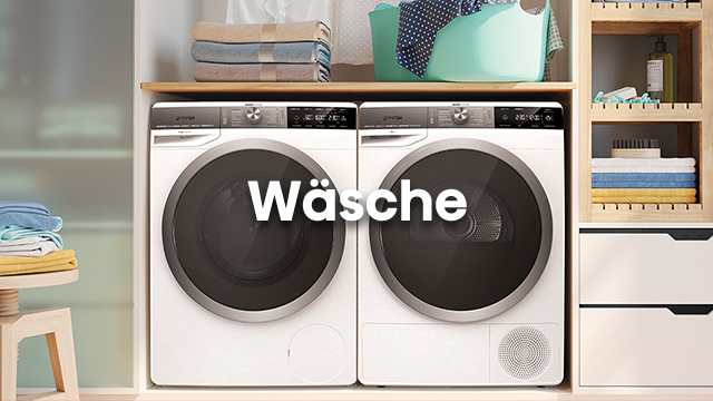 Zwei weiße Waschmaschinen stehen nebeneinander unter einem Regal mit Wäsche und einem mintfarbenen Korb. Rechts befindet sich ein Regal.