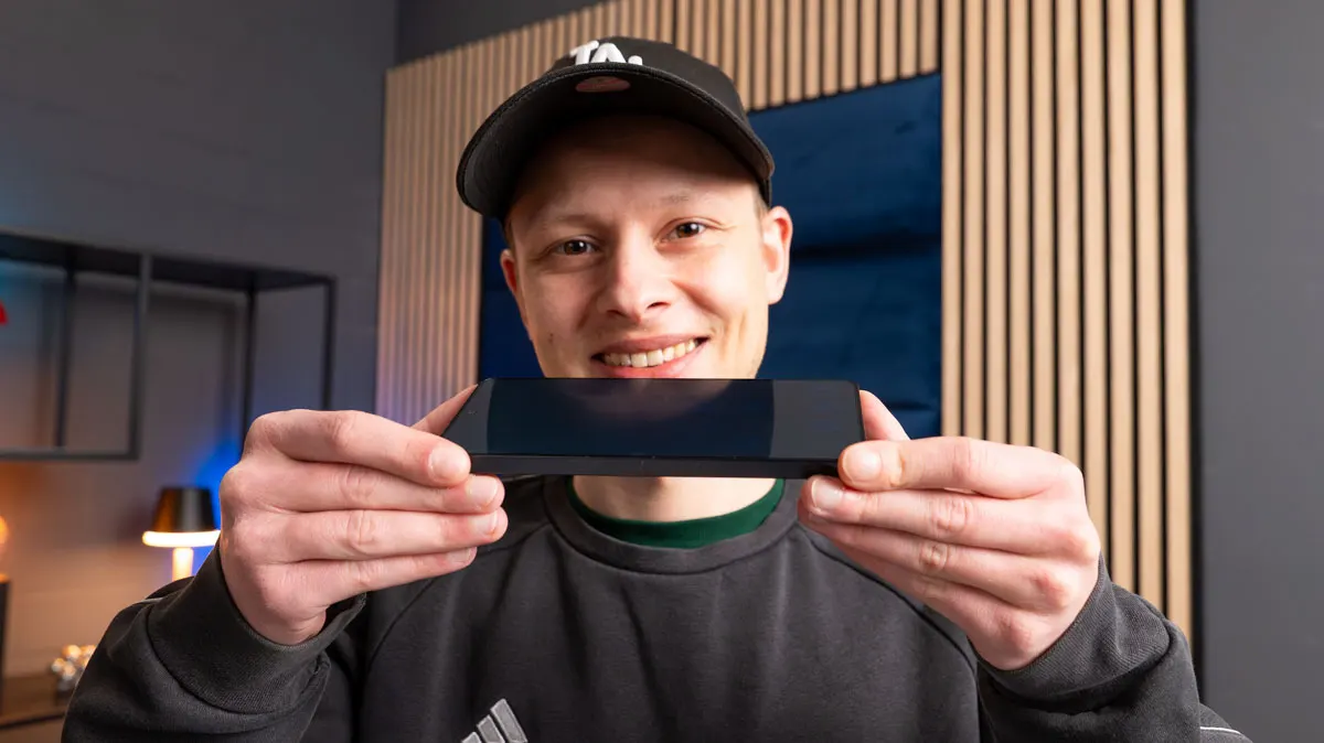 Alex hält das Samsung Galaxy S26 Ultra von vorne seitlich, sodass das Privacy Display die Inhalte schwarz anzeigt und sie nicht zu erkennen sind.