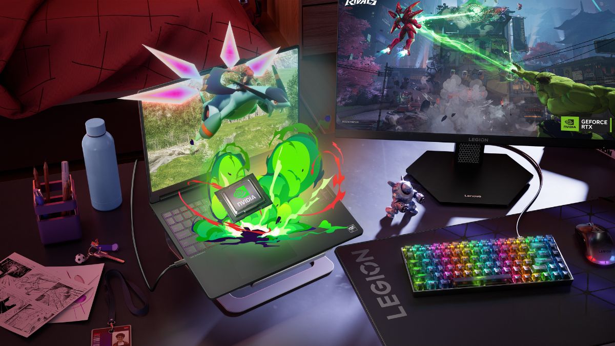 Das Lenovo Legion 5a neben einem Monitor und einer Tastatur auf dem Schreibtisch.