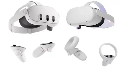 Zwei weiße VR-Headsets und vier weiße Controller sind auf einem weißen Hintergrund zu sehen.