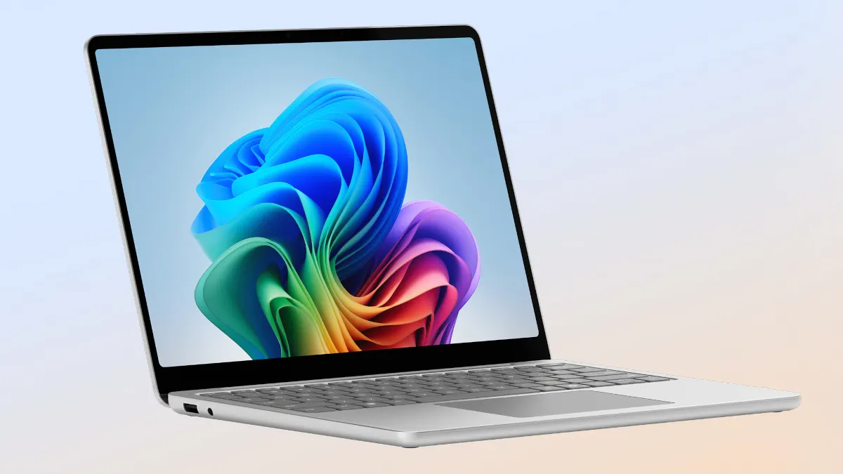 Der Microsoft Surface Laptop 13 Zoll in der Farbvariante Platin vor einem Hintergrund mit leicht orangefarbenem Akzent.