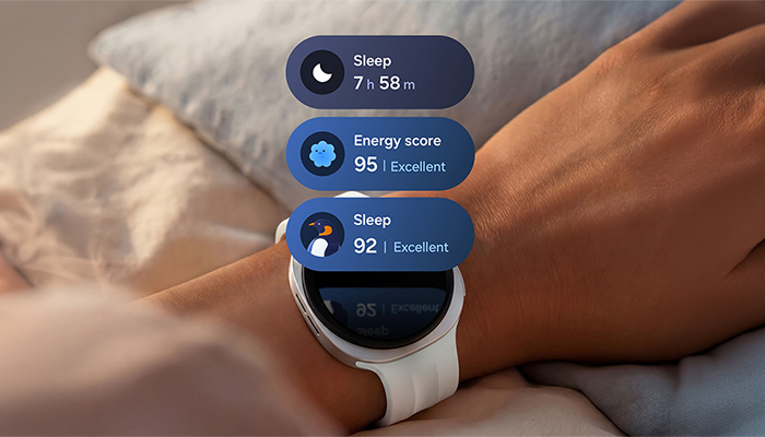 Galaxy Watch9 am Handgelenk mit Schlaf-Score, Energy Score und Schlafdauer auf dem Display für umfassende Gesundheitsanalysen. 