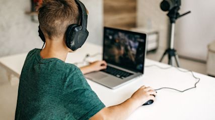 Student Laptop Notebook Gaming Streaming
Urheber: Getty Images / Eclipse_Images