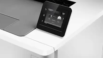 Ein weißer Drucker mit einem grauen Papiereinzug und einem schwarzen Bedienfeld, das Text und Symbole anzeigt.