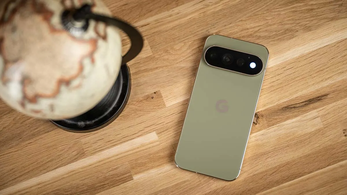 Das Google Pixel 11 Pro liegt mit dem Display nach unten auf einem Tisch. Im rechten Bereich der Kameraleiste leuchtet die Benachrichtigungs-LED HiLight.