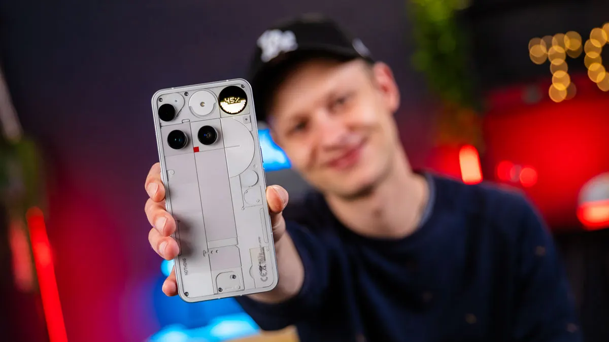 Alex hält das Nothing Phone (3) in die Kamera, im rechten oberen Eck des Smartphones erkennt man den Akkustand auf der Glyph-Matrix.