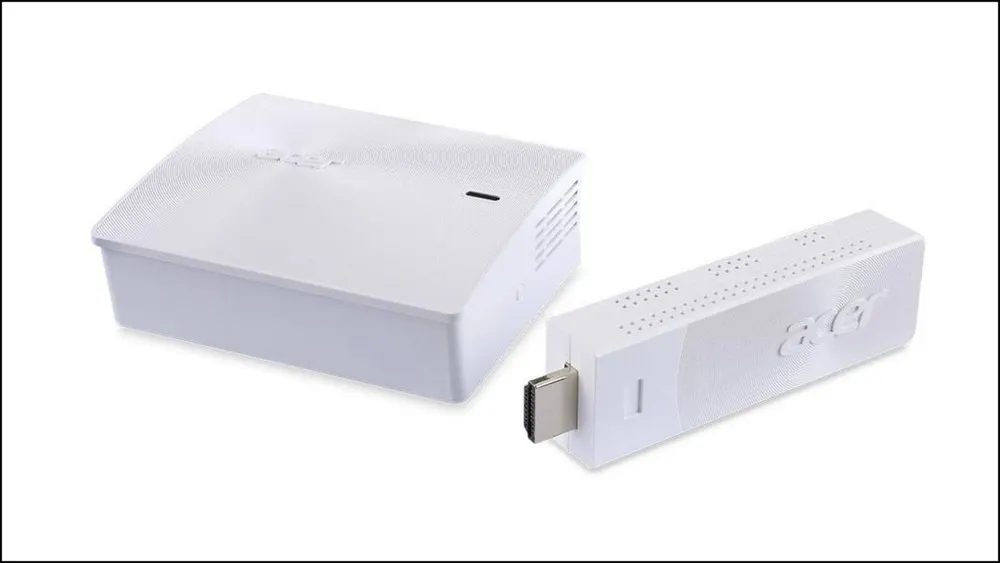 Ein weißer, quaderförmiger Kasten und ein rechteckiger Dongle mit USB-Anschluss liegen auf einer weißen Oberfläche.