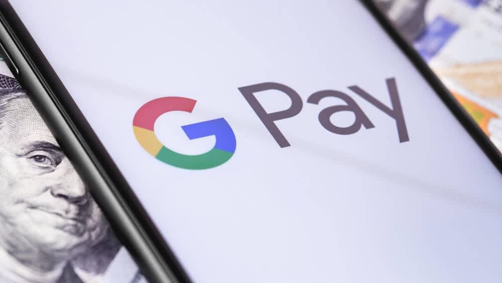 Das Google-Pay-Logo erscheint auf dem Display eines Smartphones.