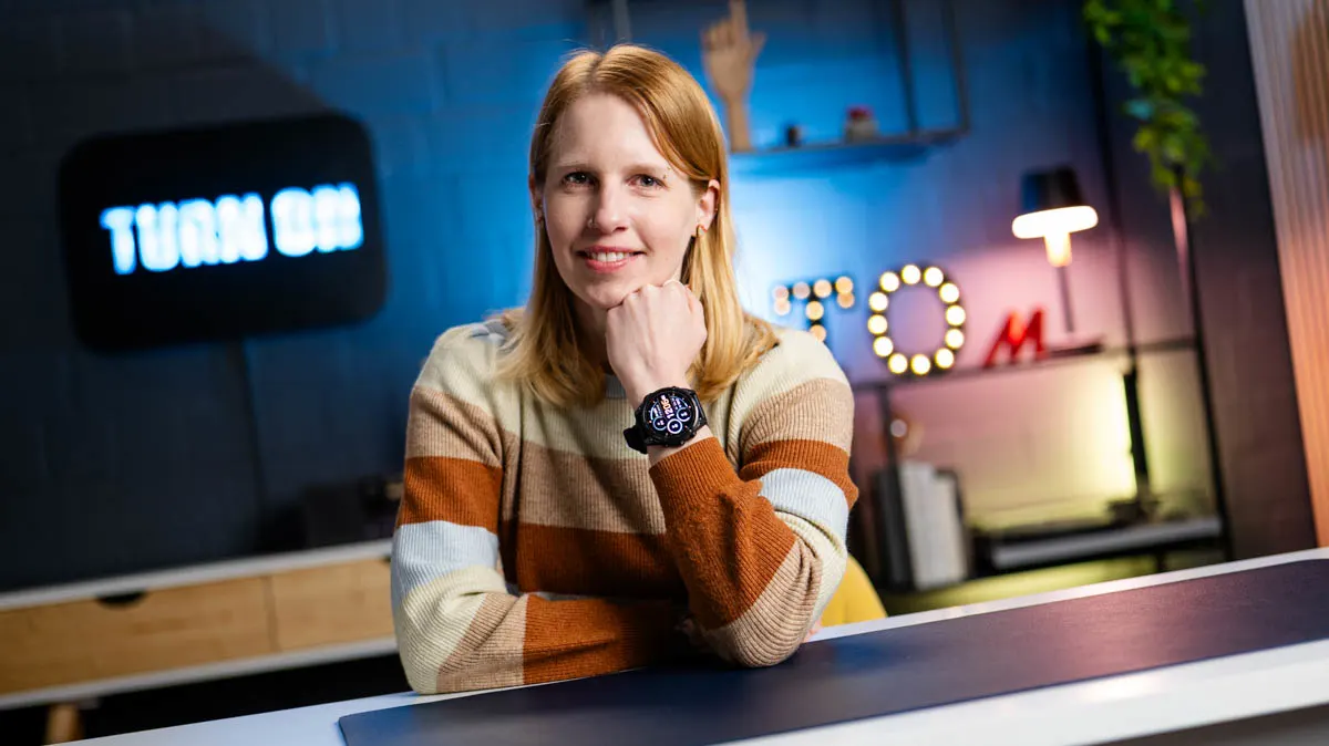 Franzi trägt die Garmin Fenix 8 Pro am linken Handgelenk und stützt ihren Kopf auf der Hand ab.