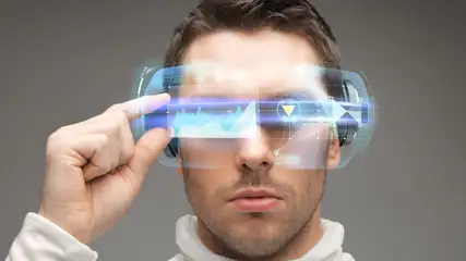 Ein Mann benutzt ein futuristisches Visier.