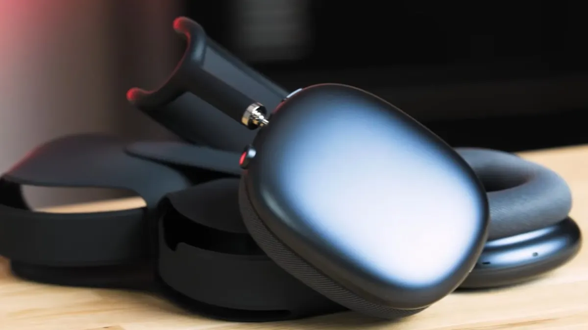 Der AirPods Max 2 liegt auf einem Tisch.