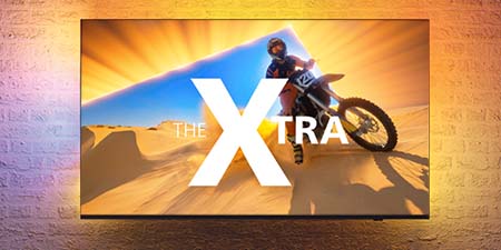 Auf dem Bildschirm ist ein Motocrossfahrer mit Motorrad in der Wüste zu sehen, begleitet von dem Schriftzug "The Xtra".