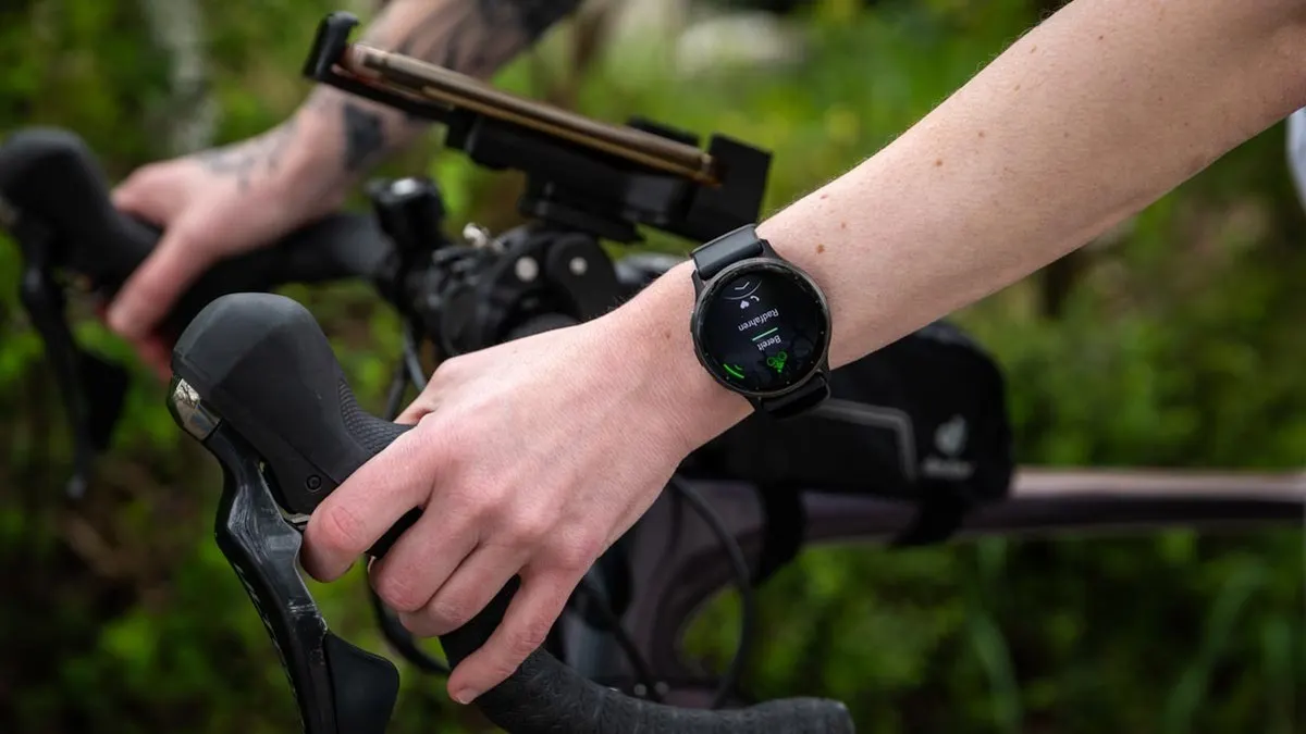 Franzi trägt die Garmin Venu 3 und hält den Lenker ihres Rennrads fest.