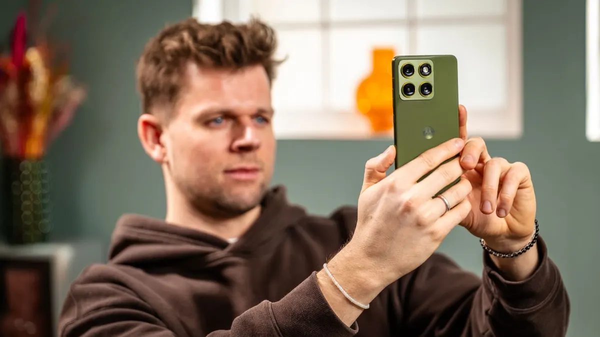 Niklas nimmt ein Foto mit dem Motorola Edge 70 auf.