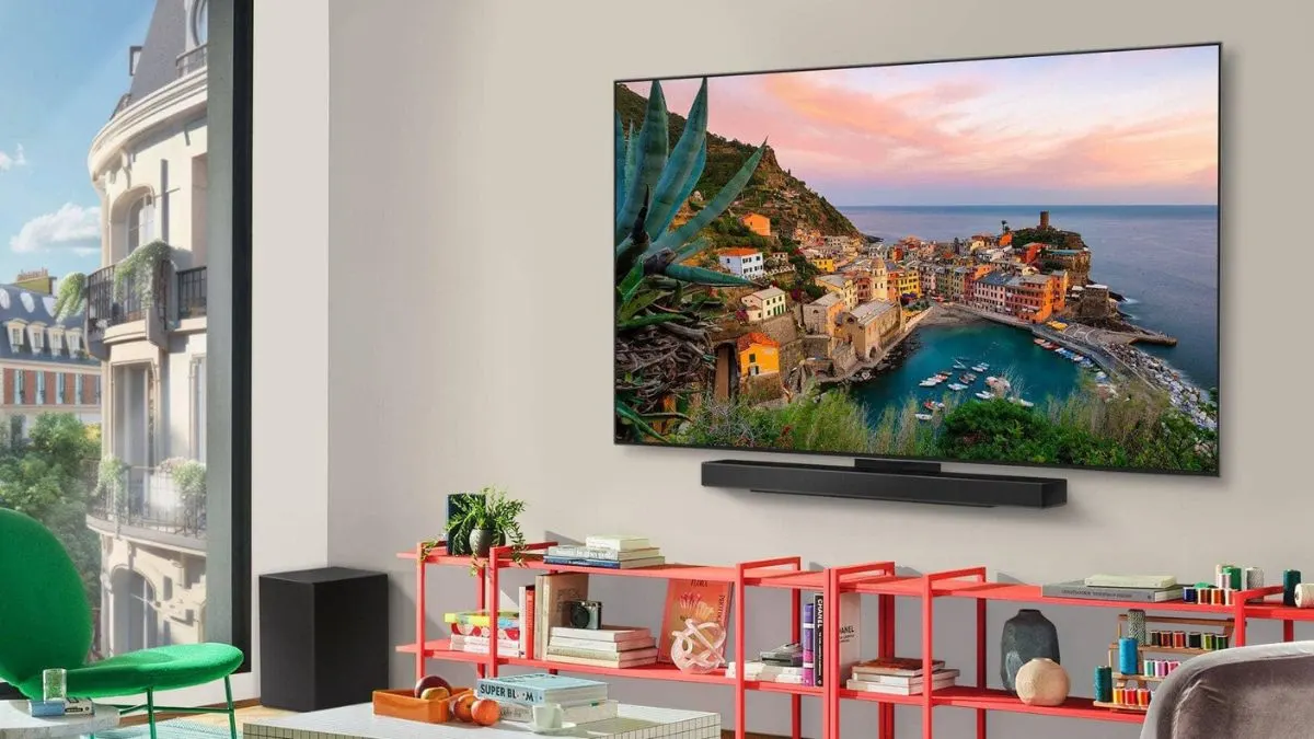 Der Fernseher LG C5 hängt an einer Wand in einem hellen Wohnzimmer.