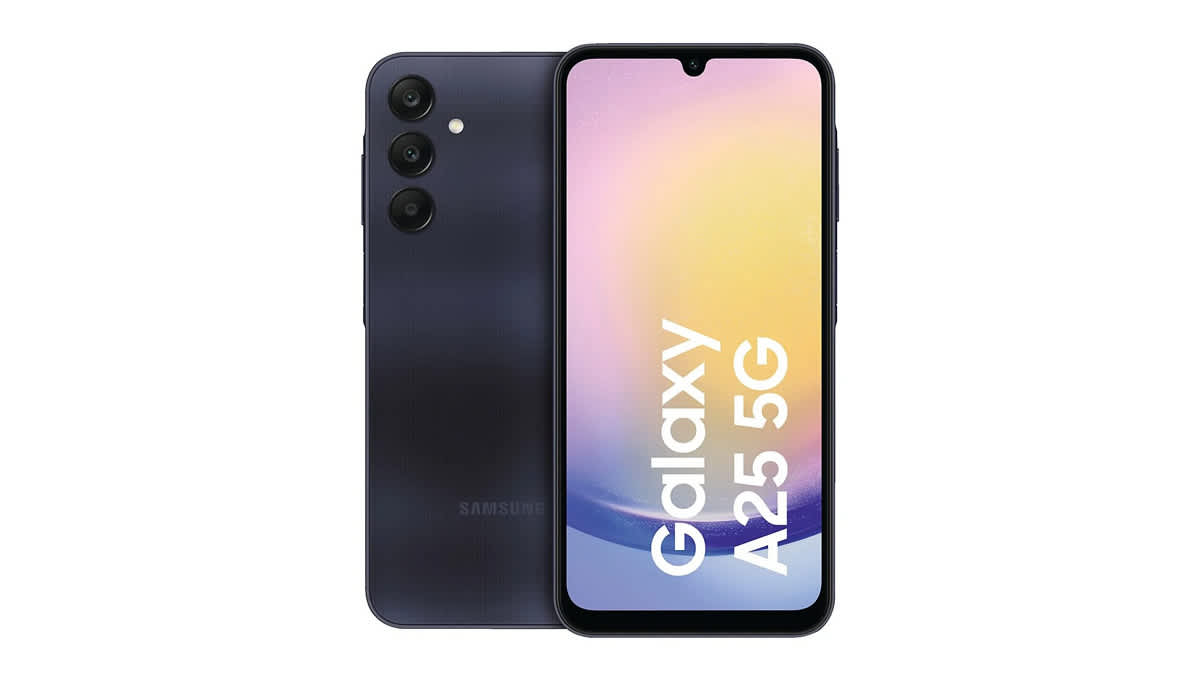 Das Samsung Galaxy A25 5G steht vor einem weißen Hintergrund.