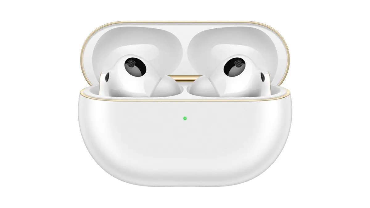 Die In Ear-Kopfhörer Huawei FreeBuds Pro 4 in ihrem Ladecase vor weißem Hintergrund.