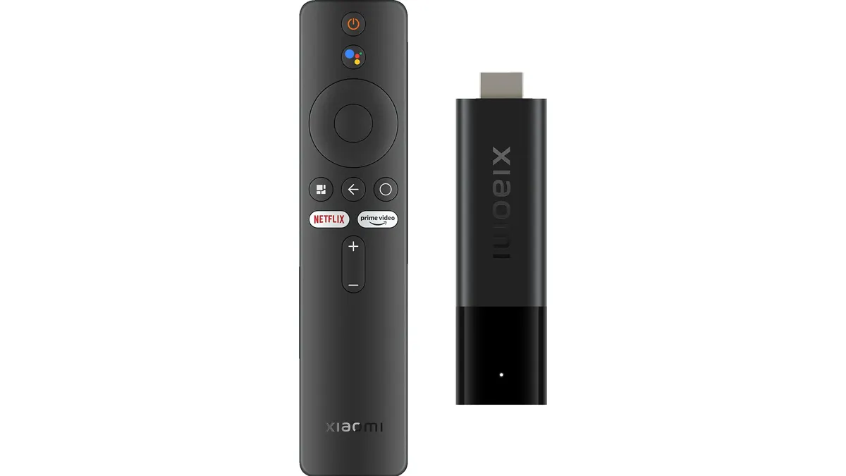 Der Xiaomi 4K TV Stick und die dazugehörige Fernbedienung.