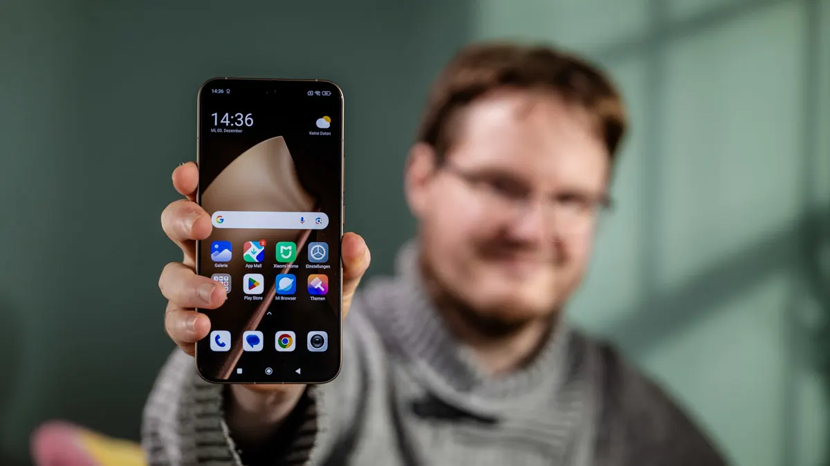 Michael hält das Smartphones Xiaomi 15T Pro mit dem Display nach vorn in seiner Hand.