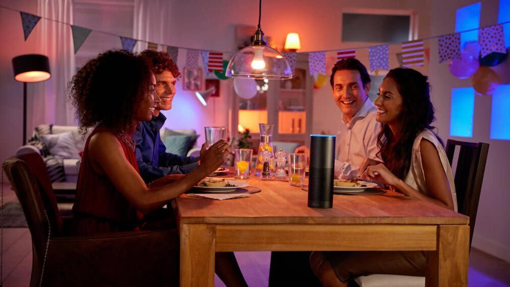 Vier Leute sitzen beim Essen an einem Esstisch