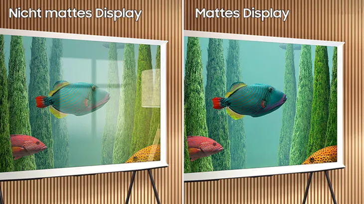 Links ist ein TV ohne mattem Display und rechts mit zu sehen.