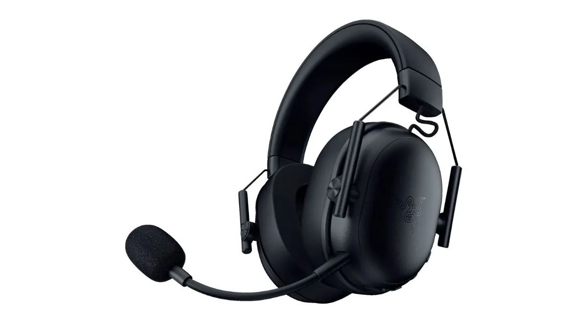 Das Gaming-Headset Razer BlackShark V3 steht vor weißem Hintergrund.