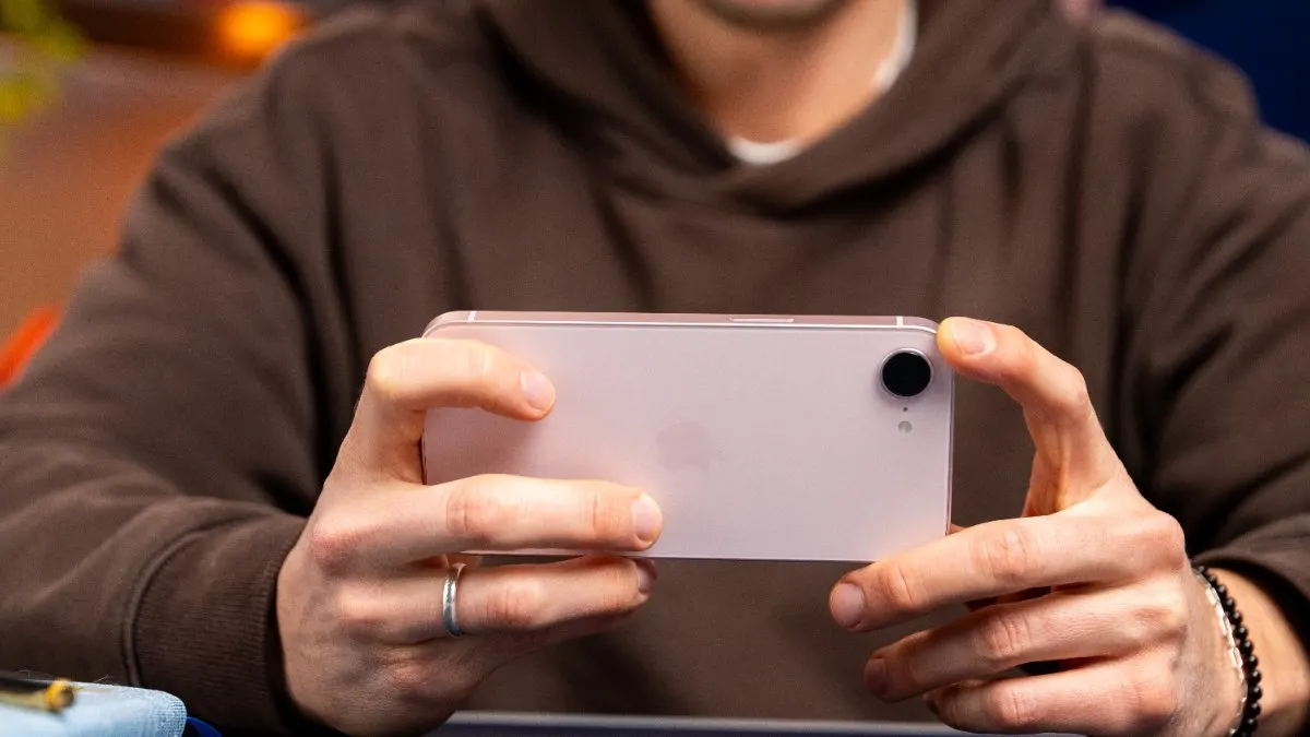 Niklas bedient das iPhone 17e im Querformat.