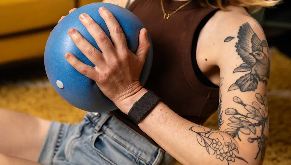 Franzi macht eine Sportübung mit einem Pilates-Ball, dabei trägt sie das Garmin Cirqa am Handgelenk.