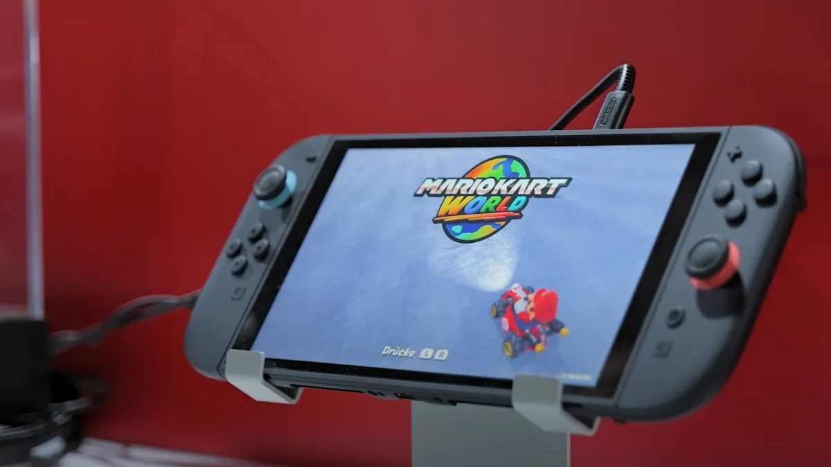Eine schwarze Nintendo Switch-Konsole zeigt das Spiel Mario Kart World vor einem roten Hintergrund.