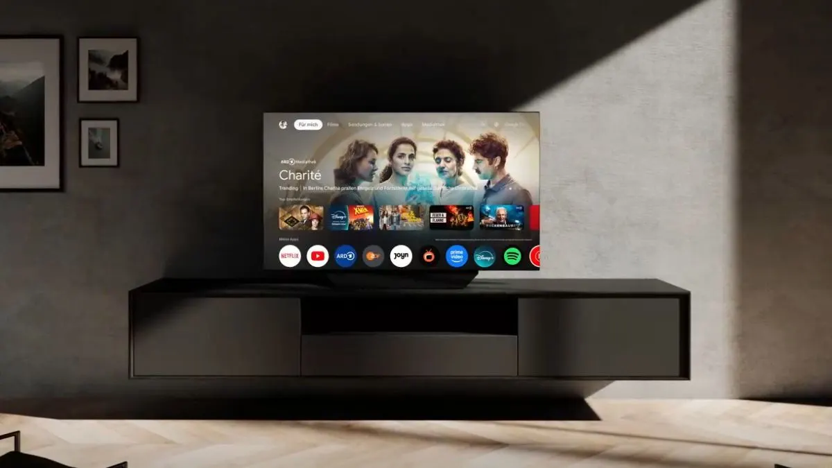 Der OLED-TV PEAQ PTV 48GOU-5024C steht in einem Wohnzimmer auf einem Sideboard.